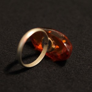 Vintage amber finger ring in melchior